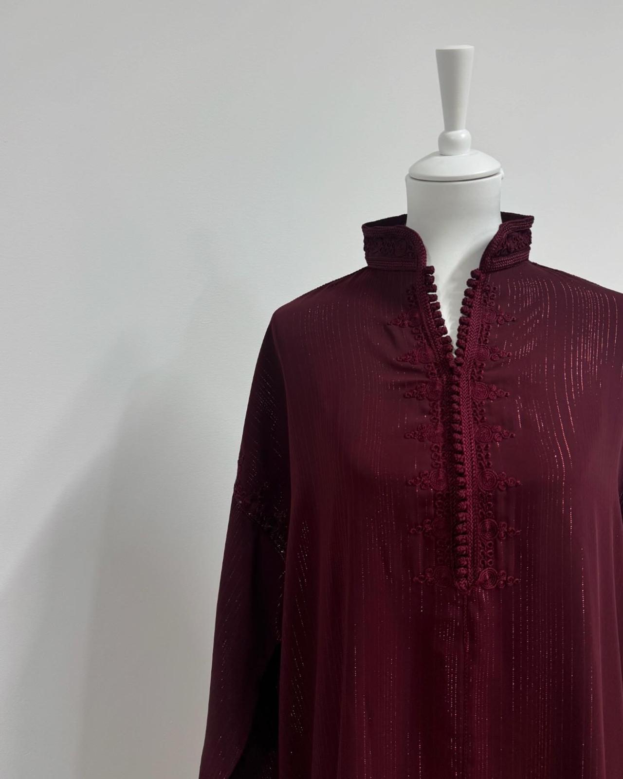 Qandoura Bordeaux – Tunique Traditionnelle Élégante